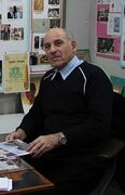 מנהל המוזיאון יוסף סיטניקוב בחלל המוזיאון כששכן בבן דור