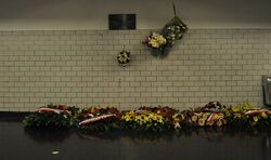 פרחים במקום הפיגוע בתחנת הרכבת של RER ב-25 ביולי