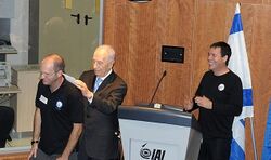 מימין לשמאל: ינקי מרגלית, שמעון פרס ויריב בש, דצמבר 2011