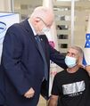 נשיא המדינה ראובן ריבלין עם המתחסן הראשון בשלב ב' של החיסון הישראלי נגד נגיף הקורונה, במרכז הרפואי ברזילי. 5 בינואר 2021