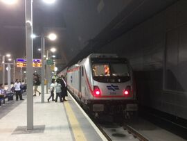 נוסעים ממתינים לרכבת בקומת הרציפים