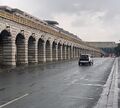 מראה מקרוב של אקוודוקט רכבת המטרו שנבנה על הגשר בין שני מסלולי המכוניות