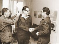 האלוף שלמה גזית מקבל את דרגות האלוף מהרמטכ"ל דוד אלעזר ומסגנו ישראל טל, ינואר 1973