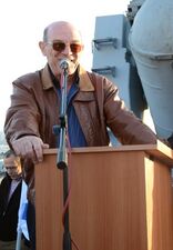 אלכס אייל נושא דברים בטקס הורדת נס השירות הפעיל מהספינה. במרכז גב' ראומה ויצמן - הגברת המשיקה - מימין מפקד שייטת ספינות הטילים אל"ם אייל הראל, 16 בינואר 2014.