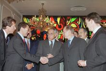סמיון קוקס במעמד חתימת חוזה (בצד שמאל)