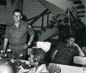 ראש אמ"ן האלוף שלמה גזית ודב תמרי בפתיחת מועדון הקפה של ותיקי החיל