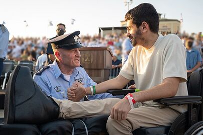 בטקס סיום קורס-טיס 190 ביולי 2025 חלף מעל רחבת המסדרים מסוק "ינשוף" עם דגל ישראל שבבטנו היה סגן א׳, קצין שיריון שנפצע קשה בקרב בצפון הרצועה בנובמבר 2024, יחד עם הצוות שחילץ אותו תחת אש והציל את חייו. בתום הטקס פגש תומר בר את סגן א'