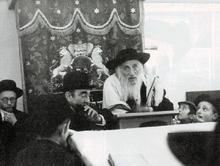 נואם בבית המדרש עץ חיים בלונדון