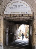 הכניסה לאזור "ירושלים הקטנה", שלט הסבר גדול מעליו.