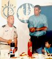 מפקד חיל הים עמי אילון נפרד מאלי וגב' רונן. [ח] 1994.
