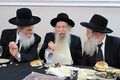 הרב אברהם סטוארט (בשמאל התמונה) עם חמיו הרב אליעזר דינר (במרכז) וגיסו הרב יעקב שיינברג (בימין התמונה)