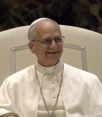 קריית הוותיקן היא מונרכיה אבסולוטית נבחרת. האפיפיור, לאו הארבעה עשר, אינו מקבל את התפקיד בירושה מקודמו אלא נבחר על ידי מועצת הקרדינלים