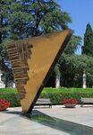 "חרטום הספינה"; מצבת קברם של פדריקו פליני, רעייתו ג'ולייטה מזינה ובנם בעיר רימיני, 1994