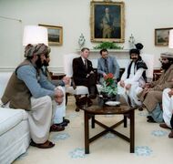 נשיא ארצות הברית רונלד רייגן במפגש בחדר הסגלגל עם מנהיגי המוג'אהדין האפגניסטני, 1983