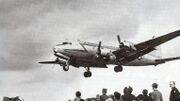 ברלינאים מביטים במטוס תובלה דאגלס C-54 סקיימאסטר אמריקאי הנוחת בשדה התעופה של מערב ברלין