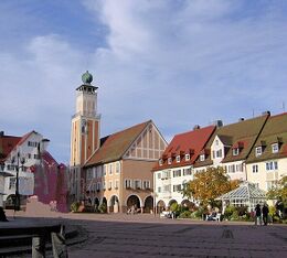 חלק מכיכר השוק ובניין העירייה.