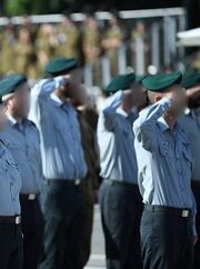 חיילי אגף המודיעין חובשים כומתות בצבע ירוק