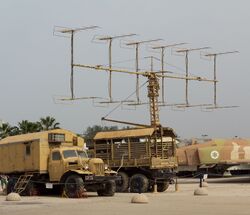 קרון האנטנה של מכ"ם P-12 וקרון הפיקוד מוצגים במוזיאון חיל האוויר בחצרים