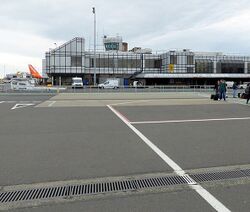 מבנה הטרמינלים ומגדל הפיקוח