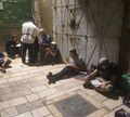 יהודים לומדים תורה סמוך לשער המשגיח בלילה