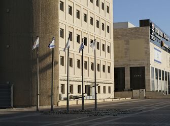 כתב "1,400" בנרות נשמה